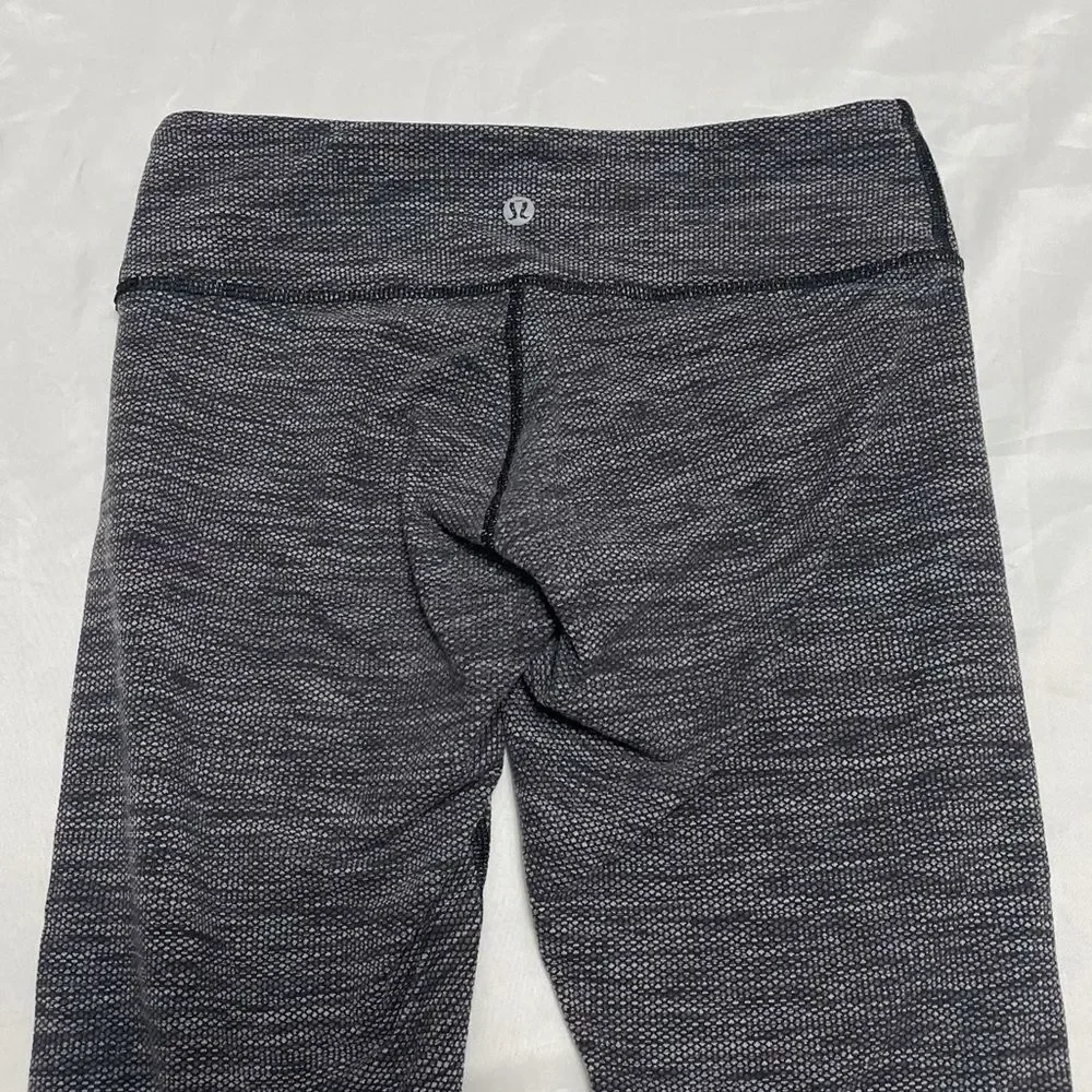Lululemon Soul Cycle Grey Cropped Leggings Skull and Crossbones Size 4
